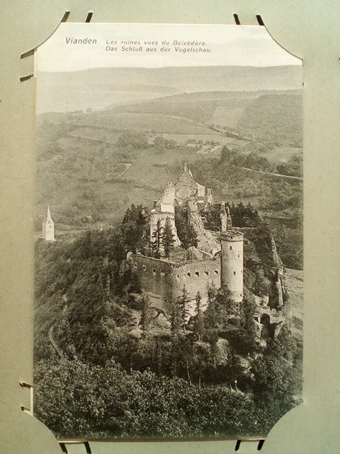 /Luxemburg/LU_Place_1900-1949_Vianden. Les ruines vues du Belvedere. Vogelschau.jpg